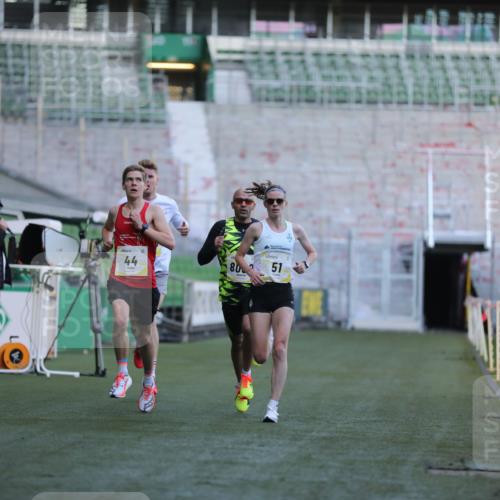 06.10.2024 - 19. swb-Marathon Bremen Yannick Fuchs http://msf.ph/oto/7374970 06.10.2024 10:16:39 Laufen im Stadion 44, 51, 7498, 8080, 8559, 8600 meine-sportfotos.de