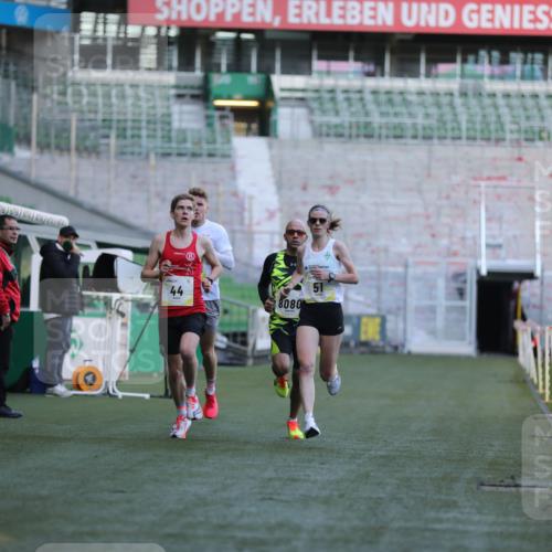 06.10.2024 - 19. swb-Marathon Bremen Yannick Fuchs http://msf.ph/oto/7374984 06.10.2024 10:16:39 Laufen im Stadion 44, 51, 7498, 8080, 8559, 8600 meine-sportfotos.de
