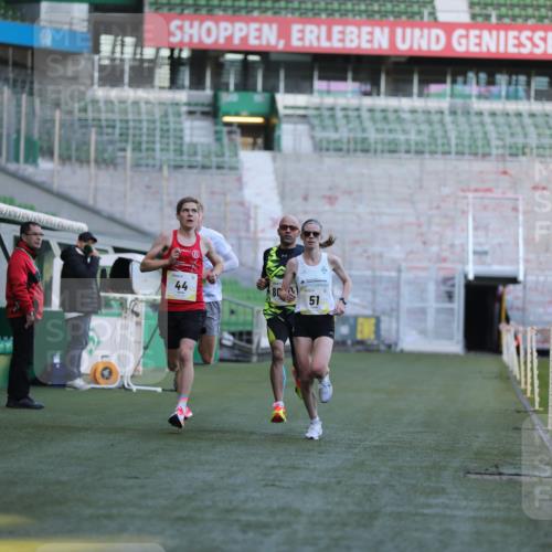 06.10.2024 - 19. swb-Marathon Bremen Yannick Fuchs http://msf.ph/oto/7374995 06.10.2024 10:16:40 Laufen im Stadion 44, 51, 7498, 8080, 8559, 8600 meine-sportfotos.de
