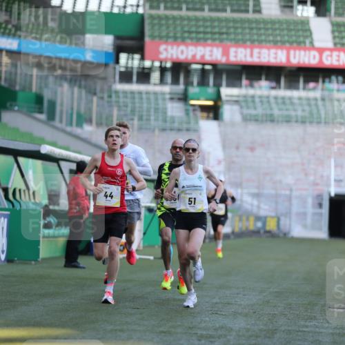 06.10.2024 - 19. swb-Marathon Bremen Yannick Fuchs http://msf.ph/oto/7375038 06.10.2024 10:16:41 Laufen im Stadion 44, 51, 7498, 8080, 8211, 8559, 8600 meine-sportfotos.de
