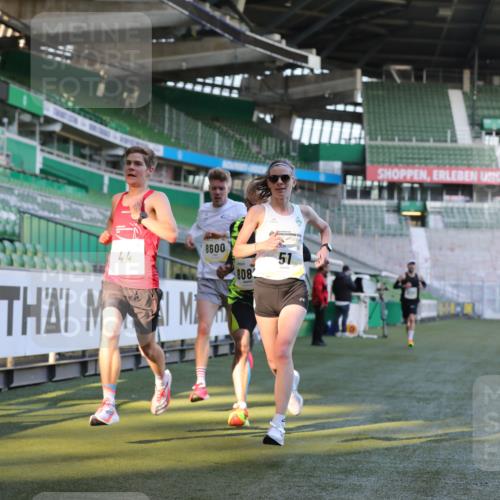 06.10.2024 - 19. swb-Marathon Bremen Yannick Fuchs http://msf.ph/oto/7375143 06.10.2024 10:16:43 Laufen im Stadion 44, 51, 7498, 8080, 8211, 8559, 8600 meine-sportfotos.de