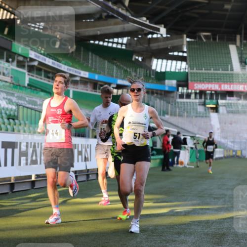 06.10.2024 - 19. swb-Marathon Bremen Yannick Fuchs http://msf.ph/oto/7375148 06.10.2024 10:16:43 Laufen im Stadion 44, 51, 7498, 8080, 8211, 8559, 8600 meine-sportfotos.de