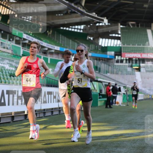 06.10.2024 - 19. swb-Marathon Bremen Yannick Fuchs http://msf.ph/oto/7375165 06.10.2024 10:16:43 Laufen im Stadion 44, 51, 7498, 8080, 8211, 8559, 8600 meine-sportfotos.de