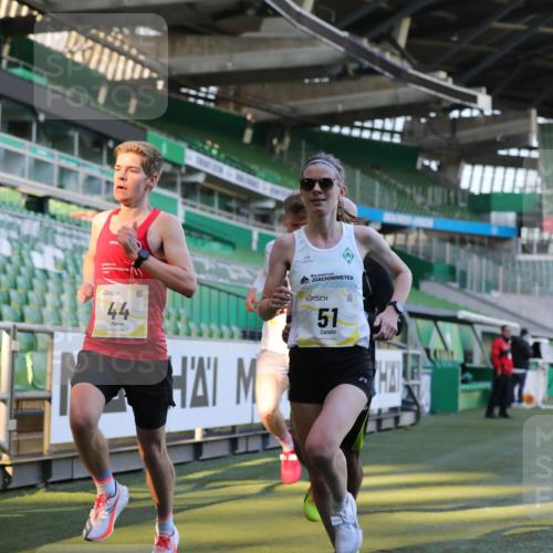 06.10.2024 - 19. swb-Marathon Bremen Yannick Fuchs http://msf.ph/oto/7375192 06.10.2024 10:16:44 Laufen im Stadion 44, 51, 7498, 8080, 8211, 8559, 8600 meine-sportfotos.de