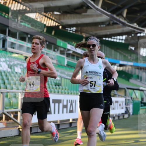 06.10.2024 - 19. swb-Marathon Bremen Yannick Fuchs http://msf.ph/oto/7375203 06.10.2024 10:16:44 Laufen im Stadion 44, 51, 7498, 8080, 8211, 8559, 8600 meine-sportfotos.de