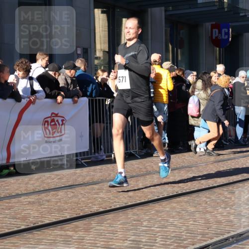 06.10.2024 - 19. swb-Marathon Bremen Strokosch-Dieckow http://msf.ph/oto/7375256 06.10.2024 10:41:10 Laufen 8444, 8446, 8517, 8571, 8656 meine-sportfotos.de