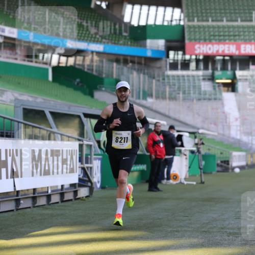 06.10.2024 - 19. swb-Marathon Bremen Yannick Fuchs http://msf.ph/oto/7375316 06.10.2024 10:16:47 Laufen im Stadion 44, 51, 7498, 8080, 8211, 8559, 8600 meine-sportfotos.de