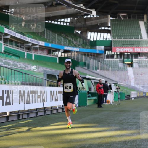 06.10.2024 - 19. swb-Marathon Bremen Yannick Fuchs http://msf.ph/oto/7375354 06.10.2024 10:16:47 Laufen im Stadion 44, 51, 7498, 8080, 8211, 8559, 8600 meine-sportfotos.de
