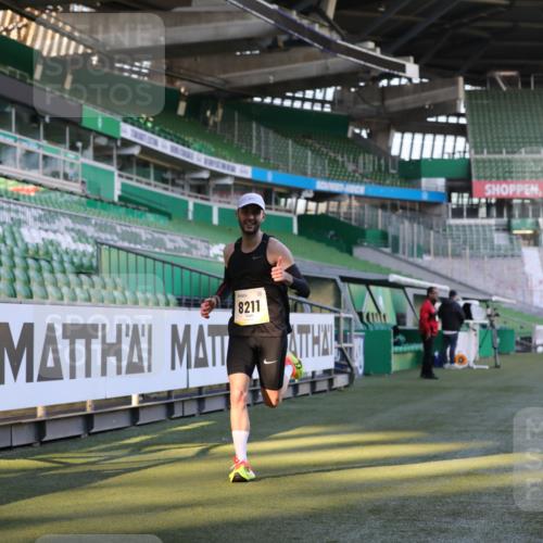 06.10.2024 - 19. swb-Marathon Bremen Yannick Fuchs http://msf.ph/oto/7375409 06.10.2024 10:16:48 Laufen im Stadion 44, 51, 7498, 8080, 8211, 8559, 8600 meine-sportfotos.de