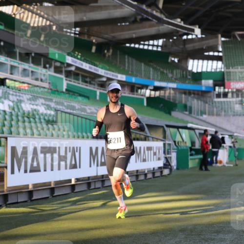 06.10.2024 - 19. swb-Marathon Bremen Yannick Fuchs http://msf.ph/oto/7375417 06.10.2024 10:16:48 Laufen im Stadion 44, 51, 7498, 8080, 8211, 8559, 8600 meine-sportfotos.de