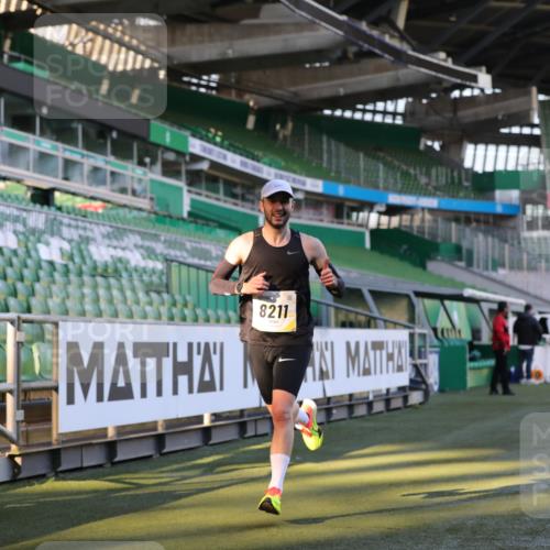 06.10.2024 - 19. swb-Marathon Bremen Yannick Fuchs http://msf.ph/oto/7375425 06.10.2024 10:16:48 Laufen im Stadion 44, 51, 7498, 8080, 8211, 8559, 8600 meine-sportfotos.de