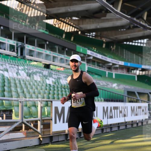 06.10.2024 - 19. swb-Marathon Bremen Yannick Fuchs http://msf.ph/oto/7375460 06.10.2024 10:16:48 Laufen im Stadion 44, 51, 7498, 8080, 8211, 8559, 8600 meine-sportfotos.de