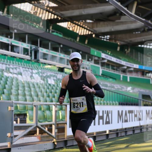 06.10.2024 - 19. swb-Marathon Bremen Yannick Fuchs http://msf.ph/oto/7375482 06.10.2024 10:16:49 Laufen im Stadion 44, 51, 7498, 8080, 8211, 8559, 8600 meine-sportfotos.de