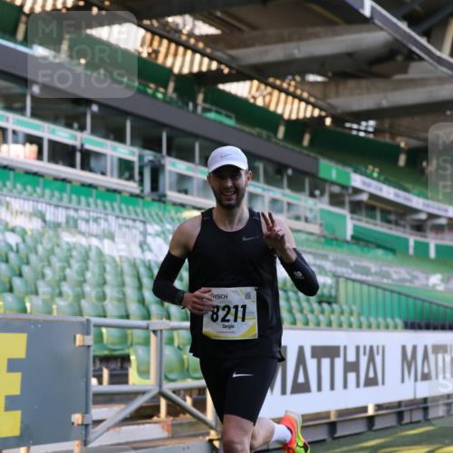06.10.2024 - 19. swb-Marathon Bremen Yannick Fuchs http://msf.ph/oto/7375497 06.10.2024 10:16:49 Laufen im Stadion 44, 51, 7498, 8080, 8211, 8559, 8600 meine-sportfotos.de