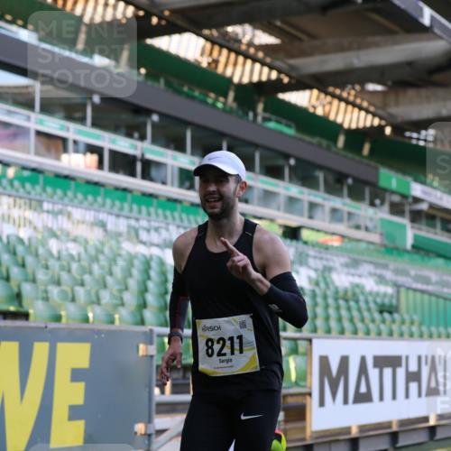 06.10.2024 - 19. swb-Marathon Bremen Yannick Fuchs http://msf.ph/oto/7375512 06.10.2024 10:16:49 Laufen im Stadion 44, 51, 7498, 8080, 8211, 8559, 8600 meine-sportfotos.de