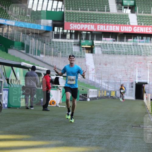 06.10.2024 - 19. swb-Marathon Bremen Yannick Fuchs http://msf.ph/oto/7375523 06.10.2024 10:17:12 Laufen im Stadion 44, 51, 8080, 8211, 8560, 8600 meine-sportfotos.de