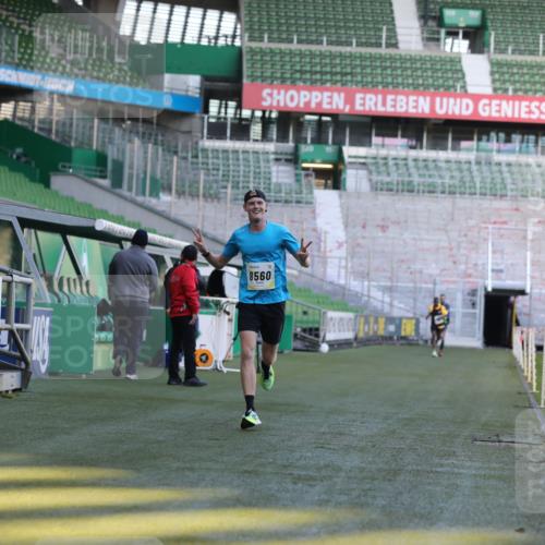 06.10.2024 - 19. swb-Marathon Bremen Yannick Fuchs http://msf.ph/oto/7375540 06.10.2024 10:17:12 Laufen im Stadion 44, 51, 8080, 8211, 8560, 8600 meine-sportfotos.de
