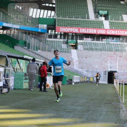 06.10.2024 - 19. swb-Marathon Bremen Yannick Fuchs http://msf.ph/oto/7375554 06.10.2024 10:17:13 Laufen im Stadion 44, 51, 8080, 8211, 8560, 8600 meine-sportfotos.de