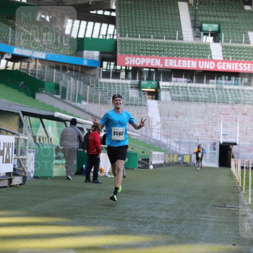 06.10.2024 - 19. swb-Marathon Bremen Yannick Fuchs http://msf.ph/oto/7375560 06.10.2024 10:17:13 Laufen im Stadion 44, 51, 8080, 8211, 8560, 8600 meine-sportfotos.de