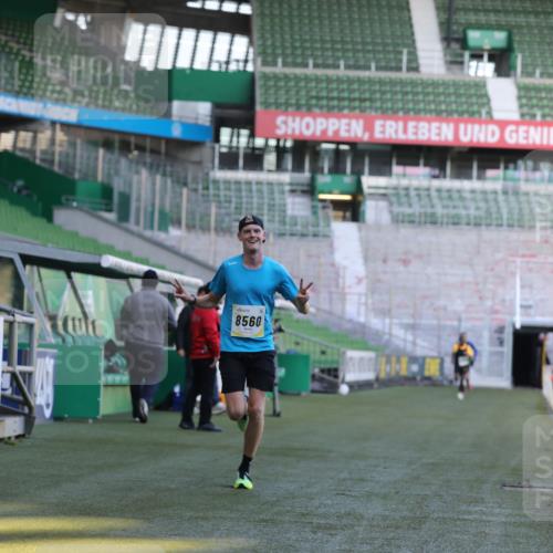 06.10.2024 - 19. swb-Marathon Bremen Yannick Fuchs http://msf.ph/oto/7375563 06.10.2024 10:17:13 Laufen im Stadion 44, 51, 8080, 8211, 8560, 8600 meine-sportfotos.de