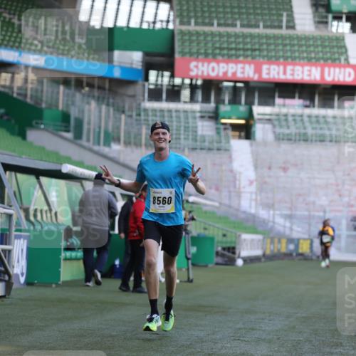 06.10.2024 - 19. swb-Marathon Bremen Yannick Fuchs http://msf.ph/oto/7375574 06.10.2024 10:17:13 Laufen im Stadion 44, 51, 8080, 8211, 8560, 8600 meine-sportfotos.de