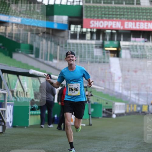 06.10.2024 - 19. swb-Marathon Bremen Yannick Fuchs http://msf.ph/oto/7375579 06.10.2024 10:17:13 Laufen im Stadion 44, 51, 8080, 8211, 8560, 8600 meine-sportfotos.de