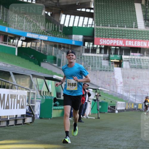 06.10.2024 - 19. swb-Marathon Bremen Yannick Fuchs http://msf.ph/oto/7375628 06.10.2024 10:17:14 Laufen im Stadion 44, 51, 8080, 8211, 8560, 8600 meine-sportfotos.de