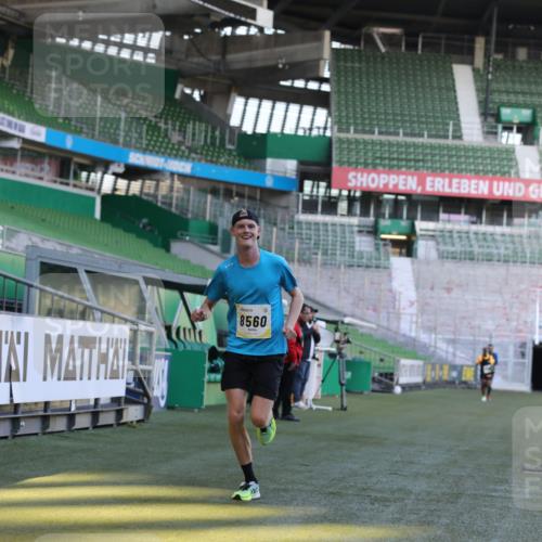 06.10.2024 - 19. swb-Marathon Bremen Yannick Fuchs http://msf.ph/oto/7375642 06.10.2024 10:17:14 Laufen im Stadion 44, 51, 8080, 8211, 8560, 8600 meine-sportfotos.de