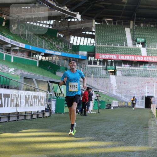 06.10.2024 - 19. swb-Marathon Bremen Yannick Fuchs http://msf.ph/oto/7375657 06.10.2024 10:17:14 Laufen im Stadion 44, 51, 8080, 8211, 8560, 8600 meine-sportfotos.de