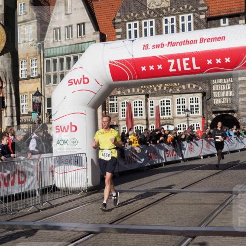 06.10.2024 - 19. swb-Marathon Bremen Luisa Fischer http://msf.ph/oto/7375662 06.10.2024 10:41:21 Ziel 8095, 8331, 8571, 8656, 8831 meine-sportfotos.de