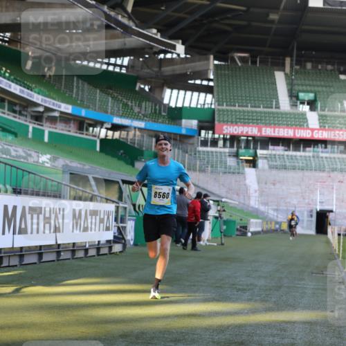 06.10.2024 - 19. swb-Marathon Bremen Yannick Fuchs http://msf.ph/oto/7375671 06.10.2024 10:17:14 Laufen im Stadion 44, 51, 8080, 8211, 8560, 8600 meine-sportfotos.de