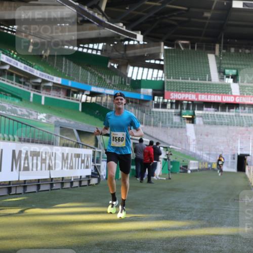 06.10.2024 - 19. swb-Marathon Bremen Yannick Fuchs http://msf.ph/oto/7375677 06.10.2024 10:17:14 Laufen im Stadion 44, 51, 8080, 8211, 8560, 8600 meine-sportfotos.de