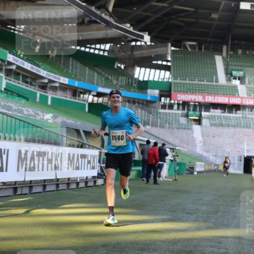 06.10.2024 - 19. swb-Marathon Bremen Yannick Fuchs http://msf.ph/oto/7375685 06.10.2024 10:17:14 Laufen im Stadion 44, 51, 8080, 8211, 8560, 8600 meine-sportfotos.de
