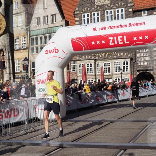 06.10.2024 - 19. swb-Marathon Bremen Luisa Fischer http://msf.ph/oto/7375692 06.10.2024 10:41:22 Ziel 8095, 8571, 8656 meine-sportfotos.de