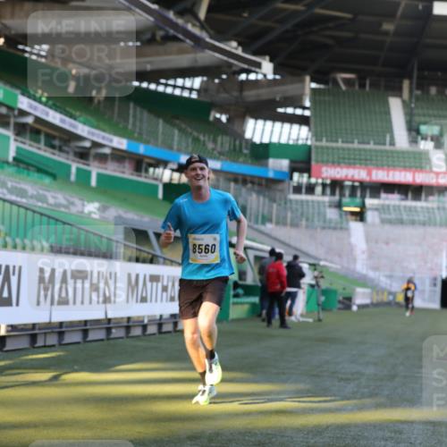 06.10.2024 - 19. swb-Marathon Bremen Yannick Fuchs http://msf.ph/oto/7375694 06.10.2024 10:17:15 Laufen im Stadion 44, 51, 8080, 8211, 8560, 8600 meine-sportfotos.de