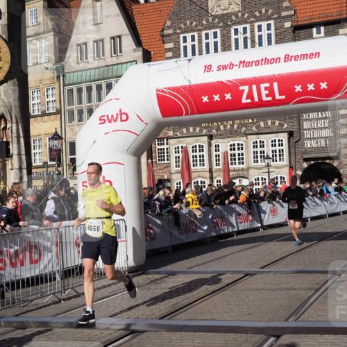 06.10.2024 - 19. swb-Marathon Bremen Luisa Fischer http://msf.ph/oto/7375706 06.10.2024 10:41:22 Ziel 8095, 8571, 8656 meine-sportfotos.de