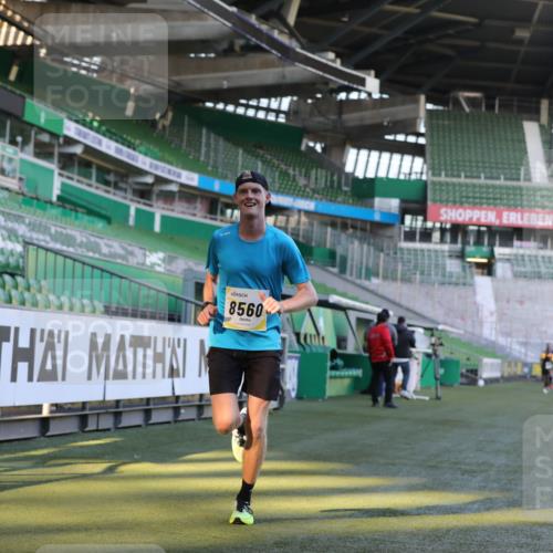 06.10.2024 - 19. swb-Marathon Bremen Yannick Fuchs http://msf.ph/oto/7375709 06.10.2024 10:17:15 Laufen im Stadion 44, 51, 8080, 8211, 8560, 8600 meine-sportfotos.de