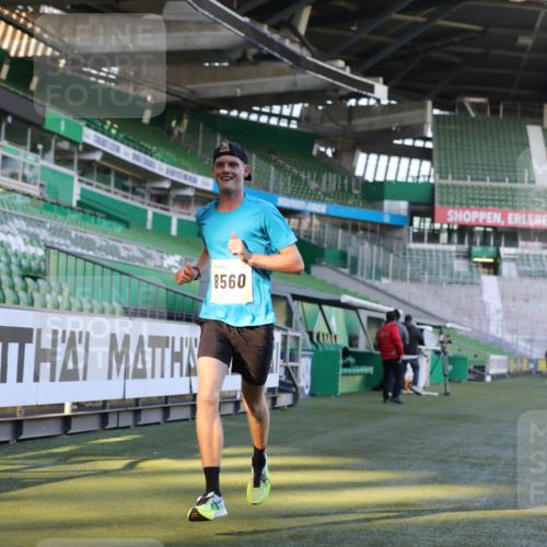 06.10.2024 - 19. swb-Marathon Bremen Yannick Fuchs http://msf.ph/oto/7375712 06.10.2024 10:17:15 Laufen im Stadion 44, 51, 8080, 8211, 8560, 8600 meine-sportfotos.de