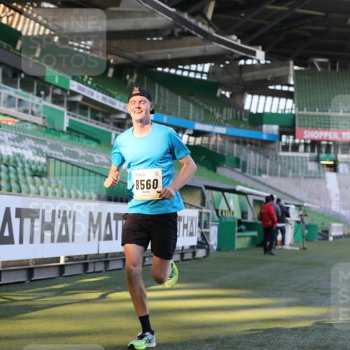 06.10.2024 - 19. swb-Marathon Bremen Yannick Fuchs http://msf.ph/oto/7375717 06.10.2024 10:17:15 Laufen im Stadion 44, 51, 8080, 8211, 8560, 8600 meine-sportfotos.de