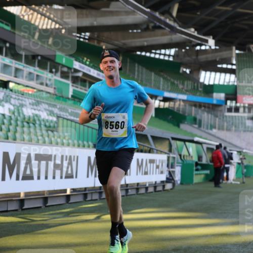 06.10.2024 - 19. swb-Marathon Bremen Yannick Fuchs http://msf.ph/oto/7375723 06.10.2024 10:17:15 Laufen im Stadion 44, 51, 8080, 8211, 8560, 8600 meine-sportfotos.de