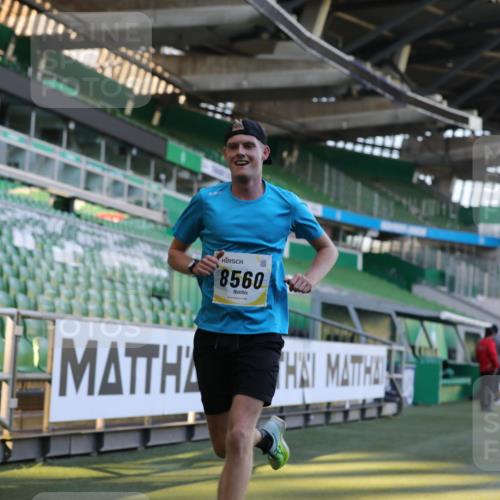 06.10.2024 - 19. swb-Marathon Bremen Yannick Fuchs http://msf.ph/oto/7375729 06.10.2024 10:17:15 Laufen im Stadion 44, 51, 8080, 8211, 8560, 8600 meine-sportfotos.de
