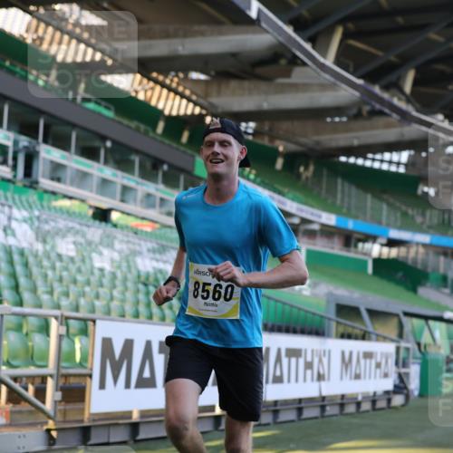 06.10.2024 - 19. swb-Marathon Bremen Yannick Fuchs http://msf.ph/oto/7375741 06.10.2024 10:17:16 Laufen im Stadion 44, 51, 8080, 8211, 8560, 8600 meine-sportfotos.de
