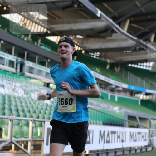 06.10.2024 - 19. swb-Marathon Bremen Yannick Fuchs http://msf.ph/oto/7375750 06.10.2024 10:17:16 Laufen im Stadion 44, 51, 8080, 8211, 8560, 8600 meine-sportfotos.de