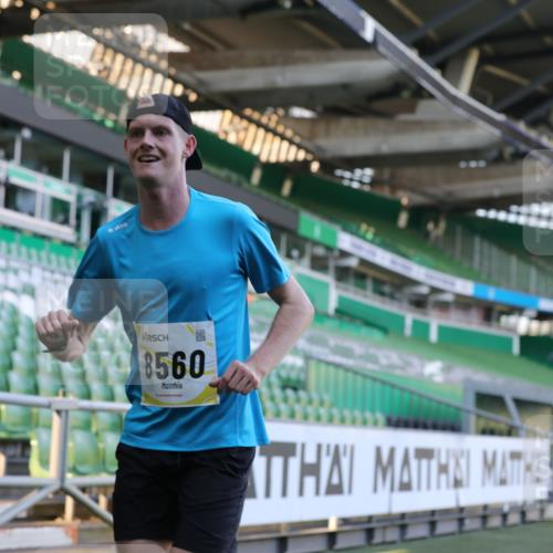 06.10.2024 - 19. swb-Marathon Bremen Yannick Fuchs http://msf.ph/oto/7375754 06.10.2024 10:17:16 Laufen im Stadion 44, 51, 8080, 8211, 8560, 8600 meine-sportfotos.de