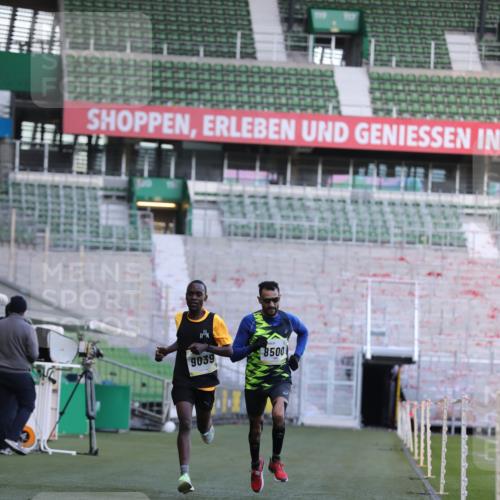 06.10.2024 - 19. swb-Marathon Bremen Yannick Fuchs http://msf.ph/oto/7375779 06.10.2024 10:17:23 Laufen im Stadion 8211, 8500, 8560, 8600, 9039 meine-sportfotos.de