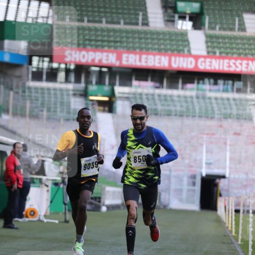 06.10.2024 - 19. swb-Marathon Bremen Yannick Fuchs http://msf.ph/oto/7375781 06.10.2024 10:17:24 Laufen im Stadion 8211, 8500, 8560, 9039 meine-sportfotos.de