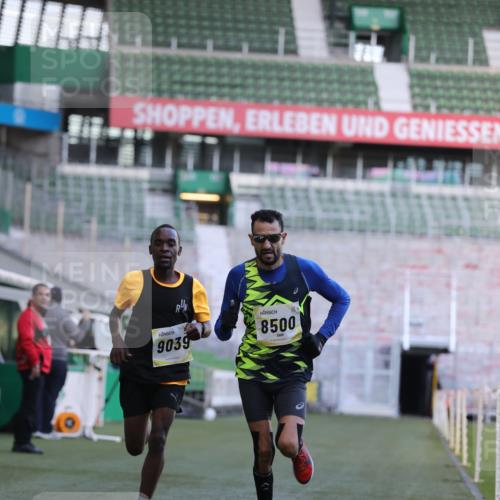 06.10.2024 - 19. swb-Marathon Bremen Yannick Fuchs http://msf.ph/oto/7375788 06.10.2024 10:17:24 Laufen im Stadion 8211, 8500, 8560, 9039 meine-sportfotos.de