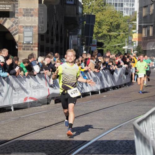 06.10.2024 - 19. swb-Marathon Bremen Luisa Fischer http://msf.ph/oto/7375790 06.10.2024 10:41:43 Ziel 8517 meine-sportfotos.de