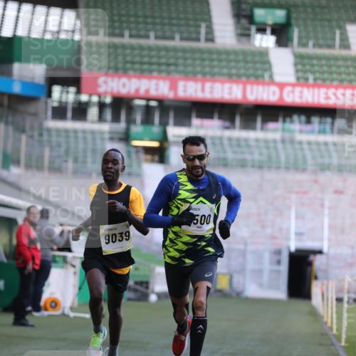 06.10.2024 - 19. swb-Marathon Bremen Yannick Fuchs http://msf.ph/oto/7375794 06.10.2024 10:17:25 Laufen im Stadion 8211, 8500, 8560, 9039 meine-sportfotos.de