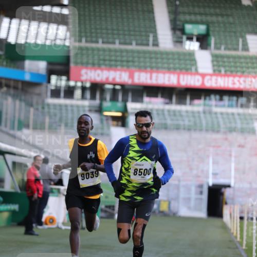 06.10.2024 - 19. swb-Marathon Bremen Yannick Fuchs http://msf.ph/oto/7375805 06.10.2024 10:17:25 Laufen im Stadion 8211, 8500, 8560, 9039 meine-sportfotos.de